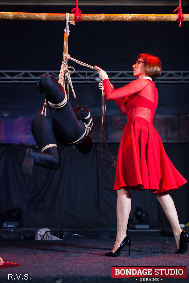 BDSM кеудесін ілу туралы бейне